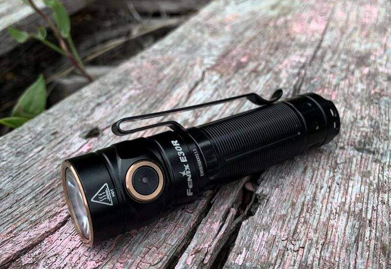 Fenix E30R: миниатюрный EDC-фонарь с магнитной зарядкой и световым потоком до 1600 люмен